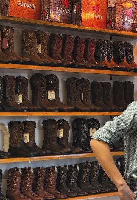 Prateleira de botas de couro