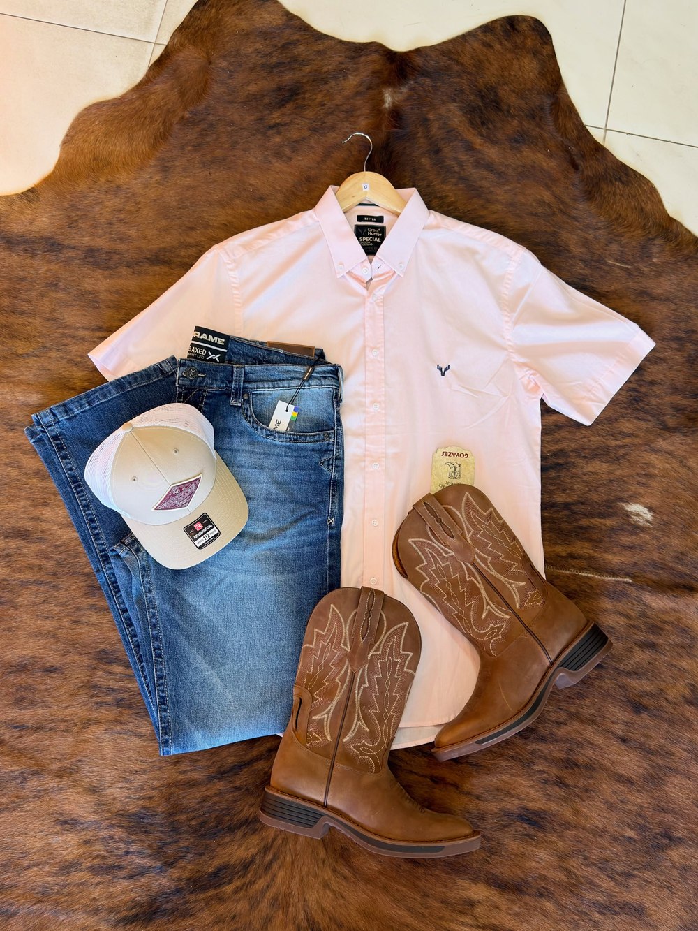 Look completo: camisa, jeans, boné e bota Goyazes