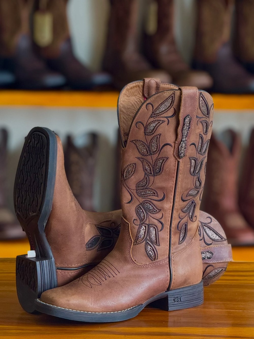Bota marrom bordada floral Goyazes